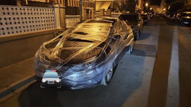 Coche envuelto con film transparente aparcado en una calle de Chipiona.