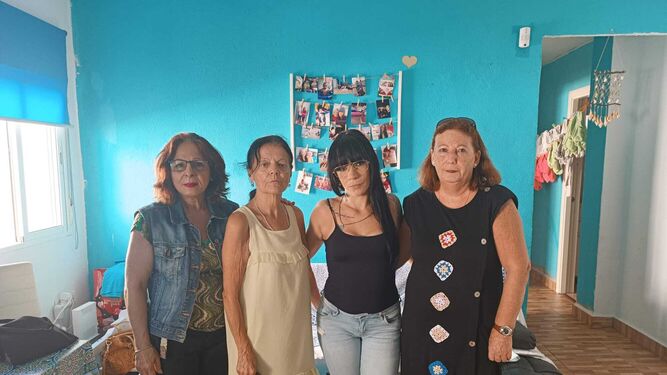 Carmen Ocaña, junto a algunas de las miembros de Mujeres de Acero, en la vivienda donde reside.