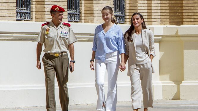 El militar gaditano junto a la Reina Letizia y a la Princesa Leonor en la llegada de ésta a la Academia de Zaragoza.