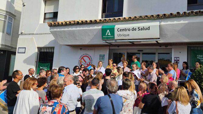 Familiares de la población infantil de Ubrique se concentró en el centro de salud.