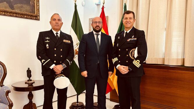 La recepción oficial del alcalde Germán Beardo a Jaime Boloix Tortosa, comandante naval de Cádiz, y al suboficial mayor, Pedro González Sánchez.
