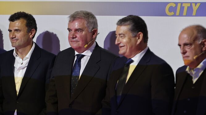 Antonio Sanz junto al presidente del Cádiz, Manuel Vizcaino; el presidente de la Liga, Javier Tebas, y el alcalde gaditano, Bruno García.