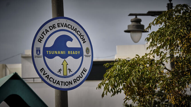 Un cartel de evacuación por tsunami del Ayuntamiento de Chipiona, en una imagen de archivo