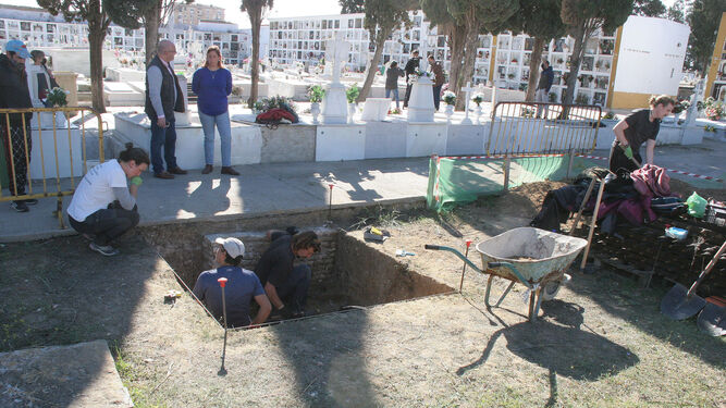 Una de las excavaciones llevadas a cabo en el Cementerio Municipal, en 2021, para tratar de hallar la fosa de los represaliados.