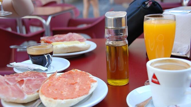 Imagen típica de un desayuno andaluz
