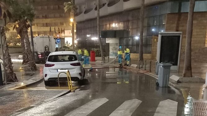 Limpieza del Paseo Marítimo de Cádiz tras la borrasca Aline.