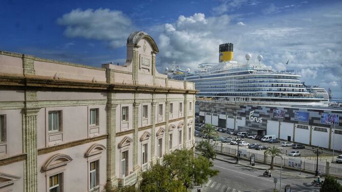 Un buque de la naviera Costa Cruceros, atracado este lunes a pocos metros de la Diputación de Cádiz