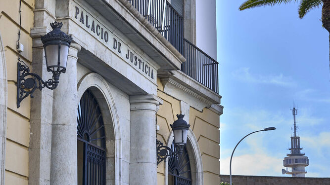 Detalle del edificio que alberga la Audiencia Provincial de Cádiz.