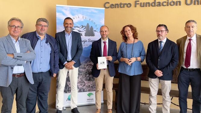 El alcalde de Grazalema recibe el premio 'Paisaje Serrano' de la Asociación Española de Geografía