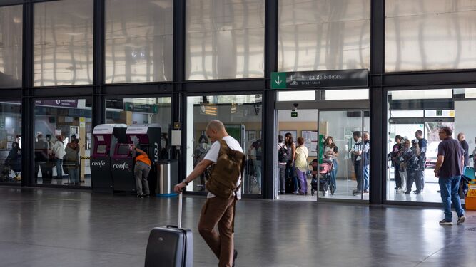 Varias personas hacen cola ante las taquillas de la estación de Renfe en Cádiz