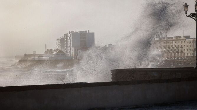 Las olas contra el Campo del Sur ayer domingo.