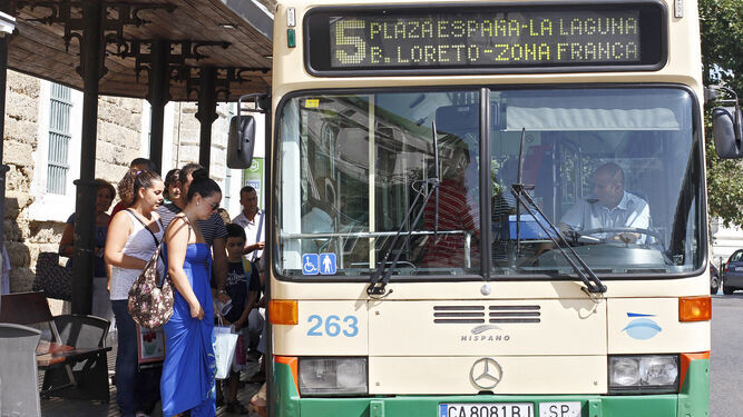 Una imagen de un autobús urbano de Cádiz.