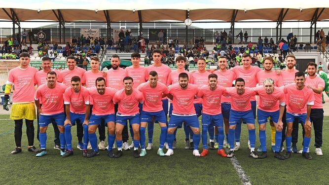 La Unión Deportiva Villamartín luciendo la camiseta contra el cáncer de mama