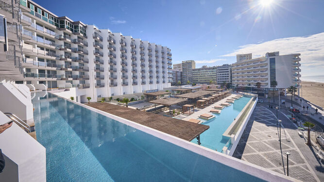 Tres hoteles: el histórico Playa, el Bahía de Cádiz y el Spa Playa.