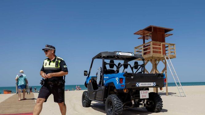 Un policía local, este verano en las playas de Cádiz.