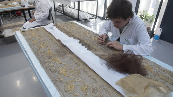 Talleres de Cyrta, una empresa especializada en la restauración del patrimonio textil.