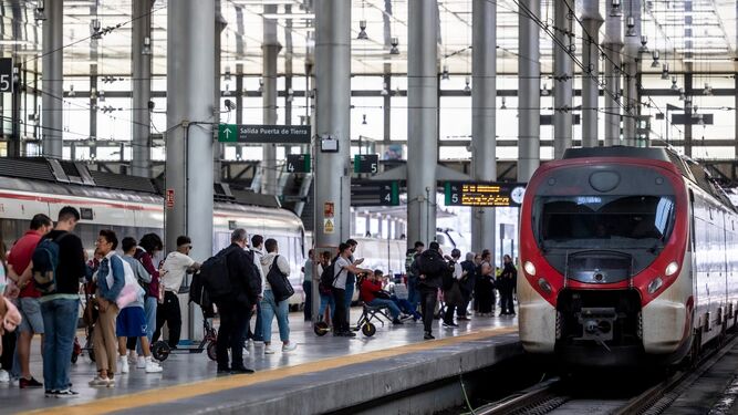 Un tren de Cercanías, llegando a la estación central de Cádiz