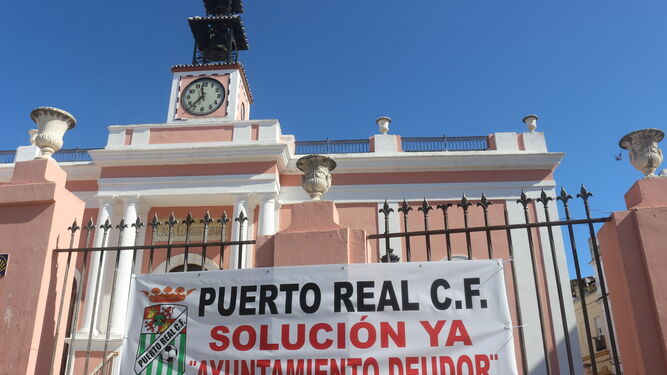 Pancarta que el Puerto Real C.F. colocó en la fachada del Ayuntamiento