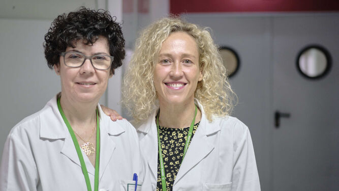 Encarnación Benítez y María Victoria García, del Servicio de Medicina Preventiva del Hospital Puerta del Mar.