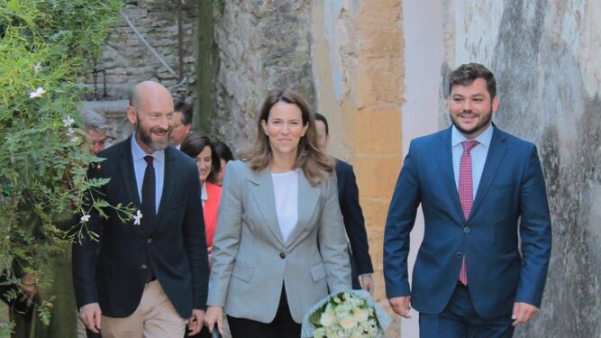 La duquesa de Arcos, María Cristina de Ulloa y Solís de Beaumont, acompañada del alcalde Miguel Rodríguez y el marqués de Saavedra, Diego de Mora-Figueroa