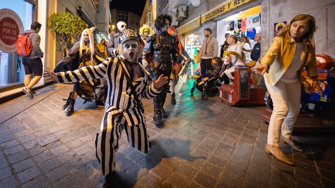 Pasacalles de Asihtur con personajes de Tim Burton en el Halloween de San Fernando.