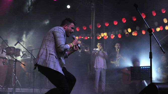 El cantante Fran Ocaña durante un concierto en San Fernando.