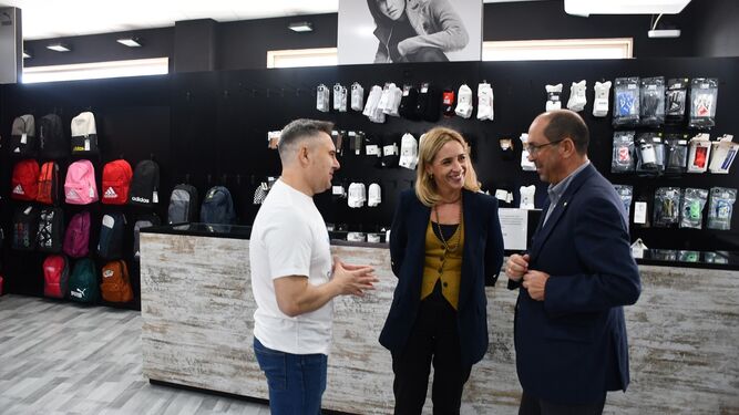 Almudena Martínez y Juan Luis Morales visitan un negocio adscrito a la campaña Cádiz Vale +, en Villamartín.