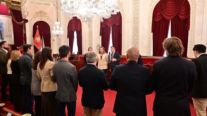 La alcaldesa de Puerto Real, Aurora Salvador, durante su visita institucional al Ayuntamiento de Cádiz