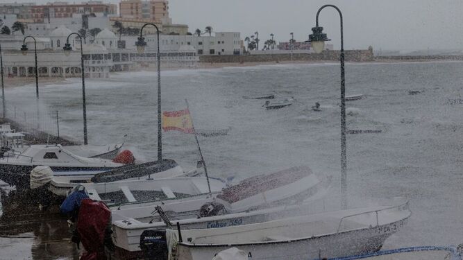 La Caleta durante el temporal 'Aline' en Cádiz.