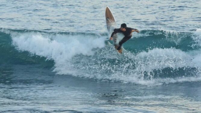 Un surfista disfrutando de una jornada de surf en una playa de Cádiz