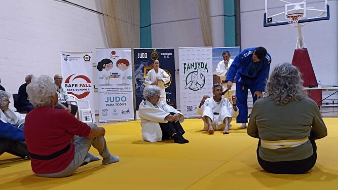 Taller de judo dirigido a personas mayores para mejorar su movilidad