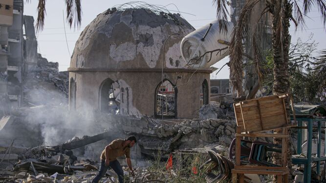 Un hombre camina entre las ruinas de la mezquita de Al Sheikh Zayed tras un ataque israelí en el norte de Gaza.