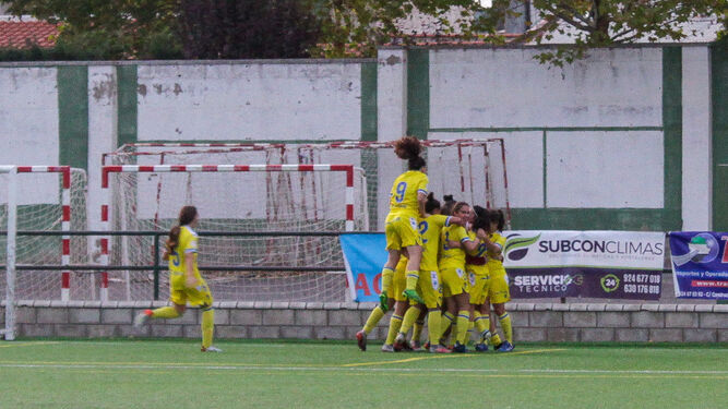 Las jugadoras del Cádiz CF Femenino celebran un gol ante el Extremadura.