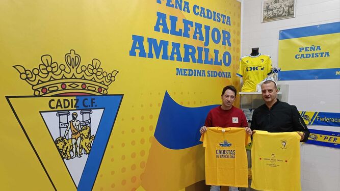 Alfonso Marchante y July Mateos, en el intercambio de camisetas en la sede de 'Alfajor Amarillo'.