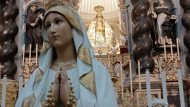 La Virgen de Lourdes, patrona de los Enfermos, a los pies de la Patrona de Cádiz.