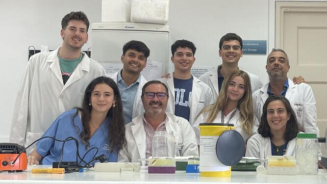 El doctor Prada Oliverira junto a su equipo