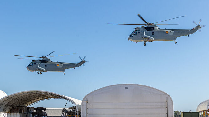 Helicópteros de la Quinta Escuadrilla sobrevuelan las instalaciones de la Flotilla de Aeronaves en Rota.
