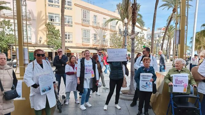 Trabajadoras y usuarios del servicio de Ayuda a Domicilio, en la concentración frente al Ayuntamiento de Cádiz.