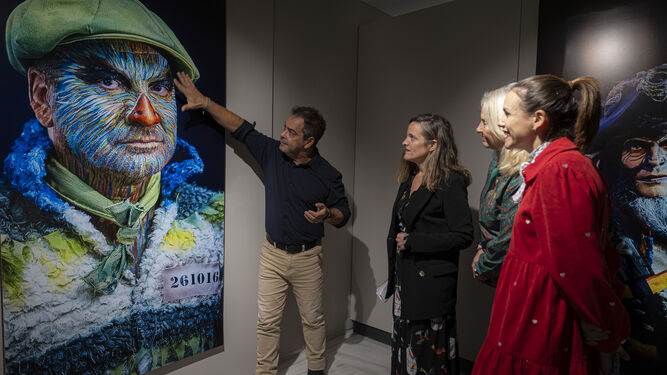 Julio González explica detalles del retrato a Ángel Subiela con el tipo de 'Los prisioneros'.