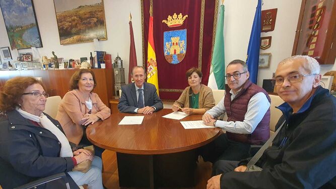 El alcalde de Chiclana y la asociación Socio-Cultura Lunaria reunidos