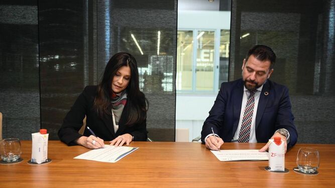 El delegado del Estado, Fran González, ha firmado la incorporación en el marco de la Conferencia de Zonas Francas de las Américas que se celebra en Barcelona.