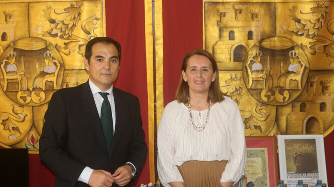 El consejero de Justicia, Jose Antonio Nieto, y la alcaldesa de Puerto Real, Aurora Salvador