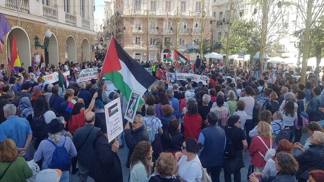 La manifestación en la plaza del Ayuntamiento de Cádiz