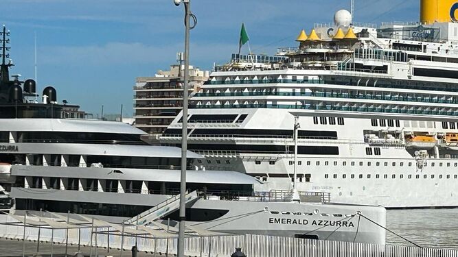 El Emerald Azzurra coincidió este lunes en Cádiz con un buque de Costa Cruceros