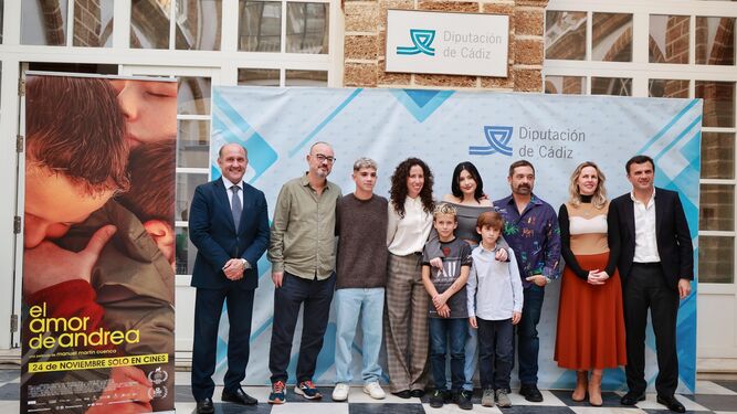 Actores y director de 'El amor de Andrea' con los representantes de Diputación y el alcalde de Cádiz.