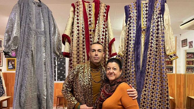 Calleja y Araceli Arias, con los nuevos ropajes de los reyes de Doña Blanca.