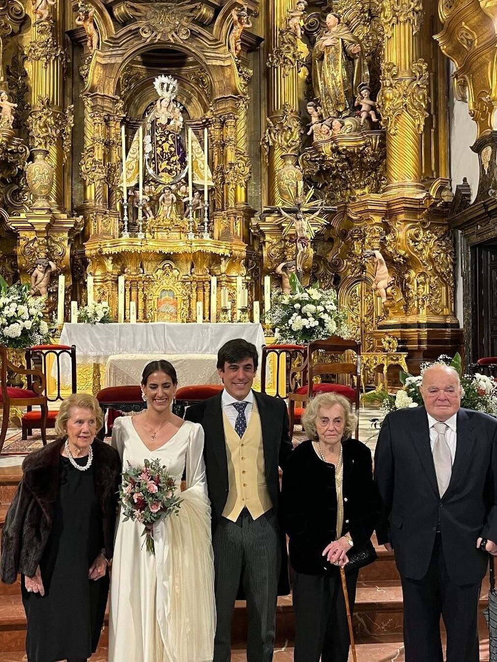 El nuevo matrimonio con sus abuelos, Pilar Lacalle, Marcelino Piquero y Mar&iacute;a Dolores Garc&iacute;a.