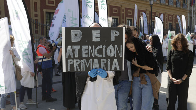 juan carlos muñoz Manifestación de protesta contra la situación de la Atencion Primaria ante el Parlamento andaluz celebrada el pasado mes de abril.