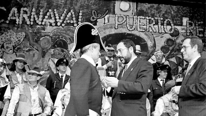 Lillo recibe el Plumero de Oro del Carnaval de Puerto Real, de manos del por entonces alcalde, Antonio García