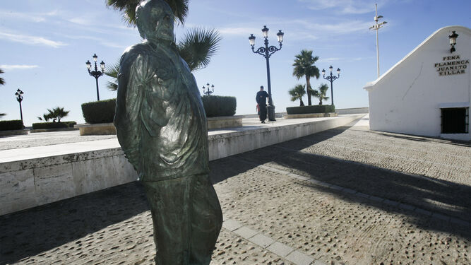 Estatua de Fernando Quiñones a la entrada de la Caleta.